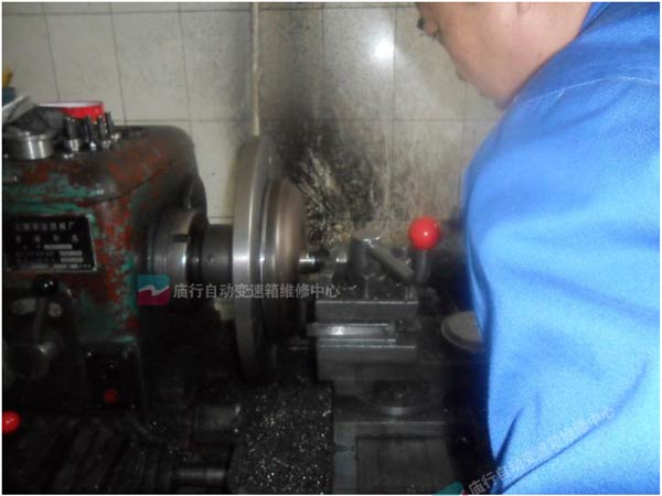 宝马变速箱配件变扭器正在分解中.jpg